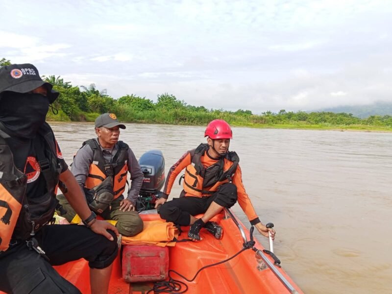 Tim SAR gabungan mencari orang diduga tenggelam (Foto : BPBD PASER)