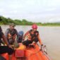 Tim SAR gabungan mencari orang diduga tenggelam (Foto : BPBD PASER)