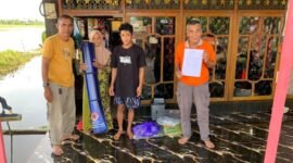 Penyerahan bantuan korban angin puting beliung di desa Sungai Kupang Kec. Gambut Kab. Banjar (FOTO : BPBD BANJAR)