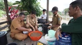 Dinas Perikanan Paser Beri Pelatihan Pengolahan Pakan Fermentasi kepada Bumdes Suliliran Baru (FOTO : MC PASER)