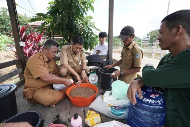 Dinas Perikanan Paser Beri Pelatihan Pengolahan Pakan Fermentasi kepada Bumdes Suliliran Baru (FOTO : MC PASER)