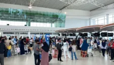 Masyarakat penuhi Bandara Internasional Sultan Aji Muhammad Sulaiman (SAMS) Sepinggan Balikpapan jelang lebaran (Foto : Portal Kaltim)