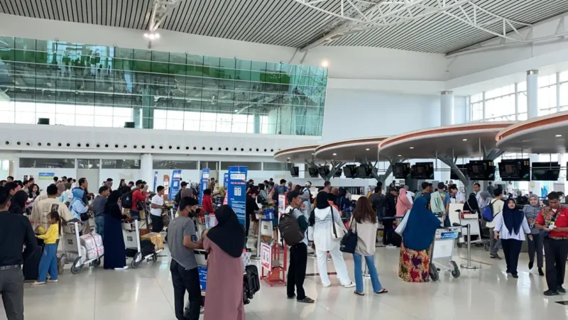 Masyarakat penuhi Bandara Internasional Sultan Aji Muhammad Sulaiman (SAMS) Sepinggan Balikpapan jelang lebaran (Foto : Portal Kaltim)