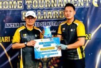 Brigadir Anggi (Kanan) Menerima Piagam Penghargaan. (Foto:Anggi)