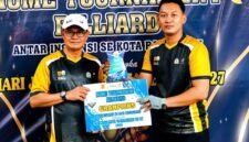 Brigadir Anggi (Kanan) Menerima Piagam Penghargaan. (Foto:Anggi)