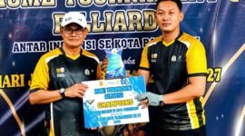 Brigadir Anggi (Kanan) Menerima Piagam Penghargaan. (Foto:Anggi)