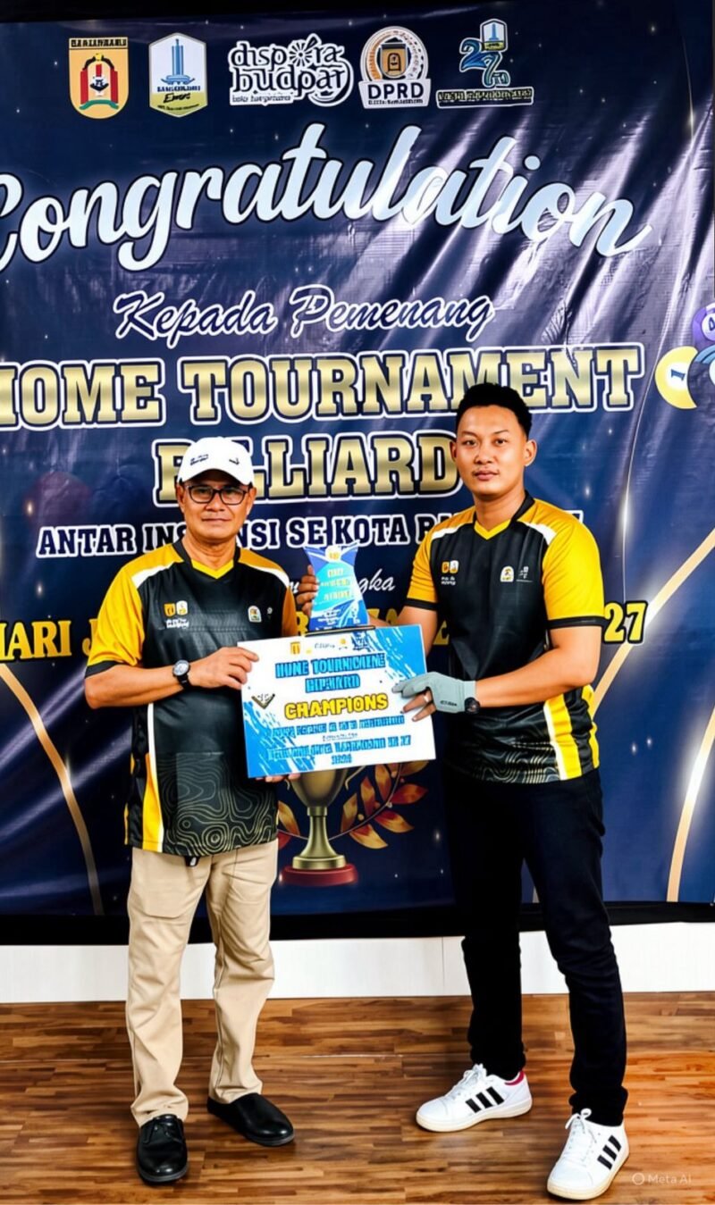 Brigadir Anggi (Kanan) Menerima Piagam Penghargaan. (Foto:Anggi)