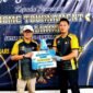 Brigadir Anggi (Kanan) Menerima Piagam Penghargaan. (Foto:Anggi)
