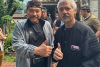 Kanan : Gus nafik Baju hitam rambut putih