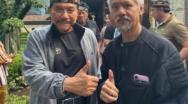 Kanan : Gus nafik Baju hitam rambut putih