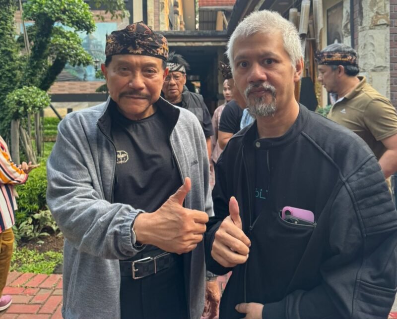 Kanan : Gus nafik Baju hitam rambut putih
