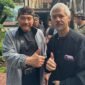 Kanan : Gus nafik Baju hitam rambut putih