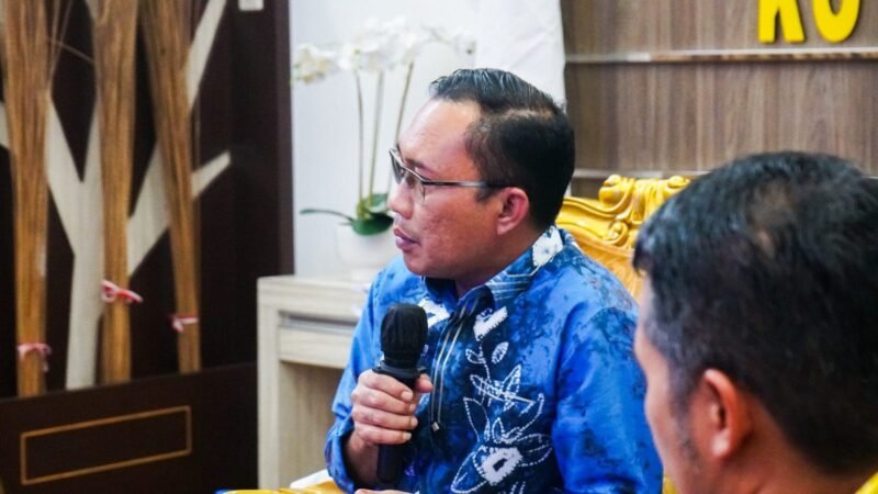 Sekretaris Daerah Kota Banjarbaru, Sirajoni, Himbau Masyarakat untuk Gunakan Masker pada Saat Beraktivitas di Luar.
(Foto: MedCen BJB)