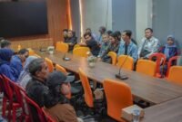 Suasana Pertemuan Pers dengan Diskominfo Kota Banjarbaru, Bahas Keberlanjutan Kerja Sama Publikasi dan Penyampaian Perubahan Mekanisme Pengadaan.
(Foto: MedCen BJB)