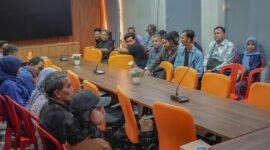 Suasana Pertemuan Pers dengan Diskominfo Kota Banjarbaru, Bahas Keberlanjutan Kerja Sama Publikasi dan Penyampaian Perubahan Mekanisme Pengadaan.
(Foto: MedCen BJB)